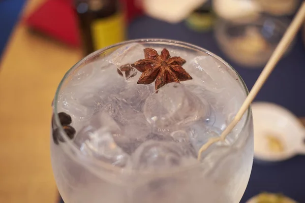 Cóctel Ginebra Brockmans Con Cubitos Hielo — Foto de Stock