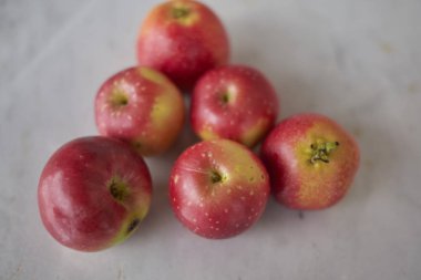 Bir masada olgun gava elma