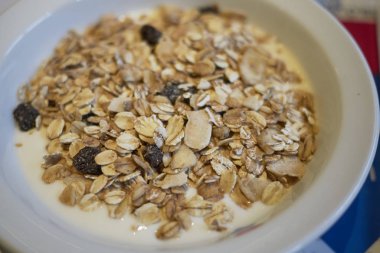 Kahvaltıda granola ile yoğurt