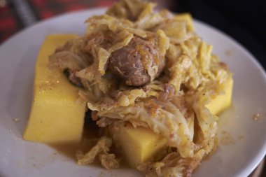 polenta ile cassoeula, kuzey İtalya tipik 