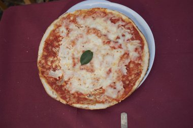 Pizza Margherita bir tablo