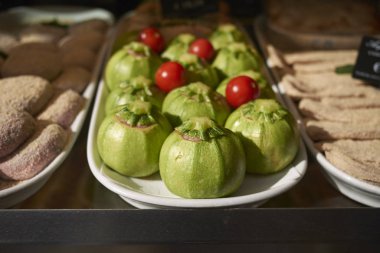 Bir tabaka üzerinde kabak dolması