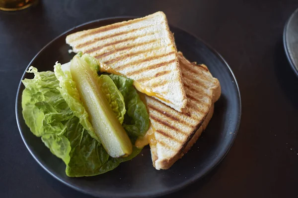 Çedar peyniri ve turşuile sandviç