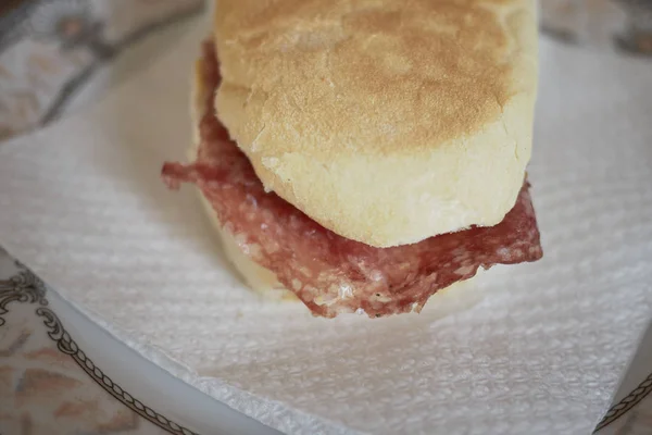 Smörgås Med Salami Till Lunch — Stockfoto