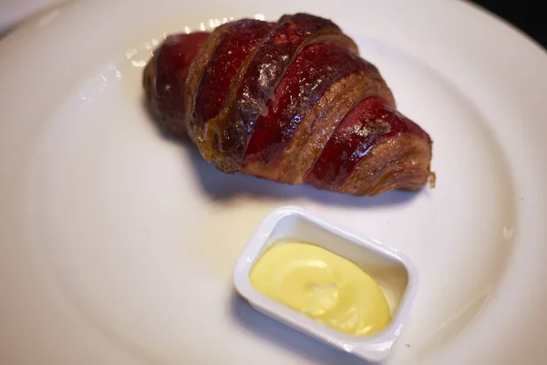 Croissant Met Boter Voor Het Ontbijt — Stockfoto