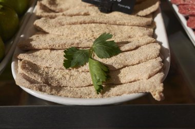 Roma, İtalya - 09 Şubat 2019 : ekmekli et dilimleri (cotoletta)