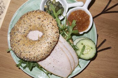 Hindi ile Simit , roket ve mango chutney