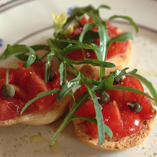 Frisella Com Tomates Alcaparras — Fotografia de Stock