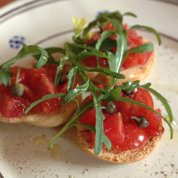 Frisella Com Tomates Alcaparras — Fotografia de Stock