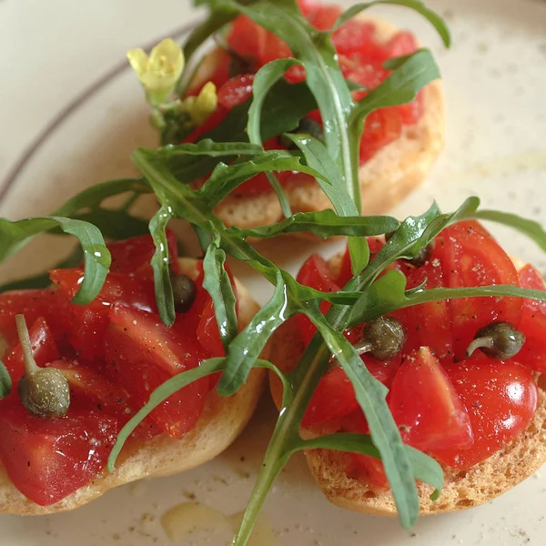 Frisella con tomates y alcaparras —  Fotos de Stock