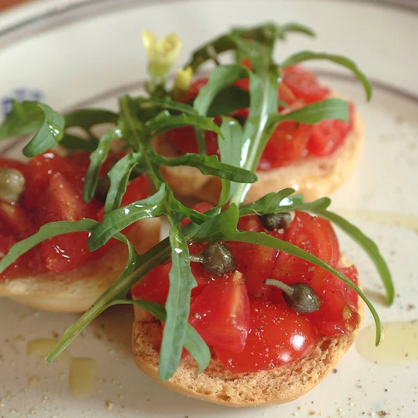 Frisella com tomates e alcaparras — Fotografia de Stock