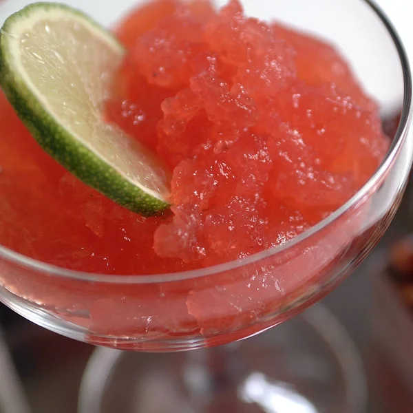 Campari gelé med en lime skiva — Stockfoto