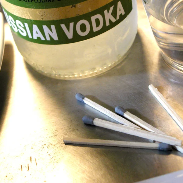 Wodkaflasche Und Streichhölzer Auf Einem Tisch — Stockfoto