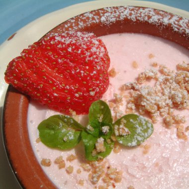 Ufalanmış ve nane yaprakları ile Çilek mus