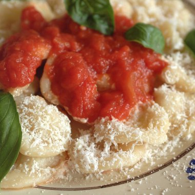 Domates soslu ve parmesan peynirli orecchiette makarna