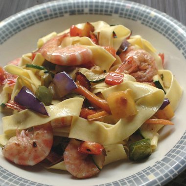 Karides ve sebze ile Tagliatelle makarna