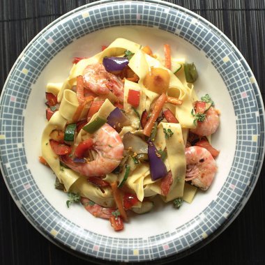 Karides ve sebze ile Tagliatelle makarna