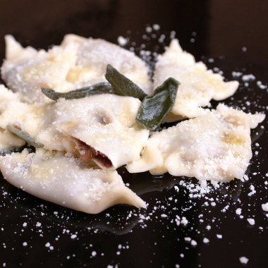 Kestane ve parmesan peyniri ile Ravioli