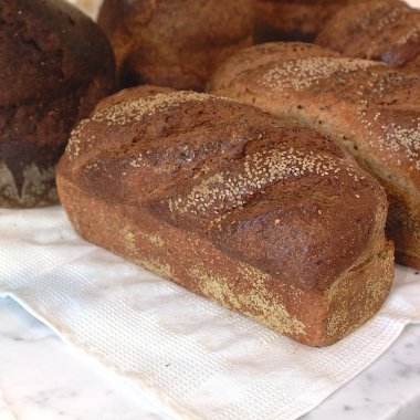 Kahverengi Ekmek somun yakın                     