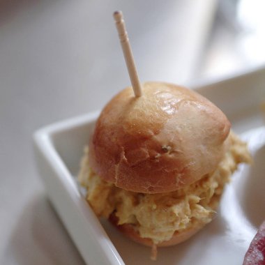 Başlangıç olarak çeşitli küçük sandviçler