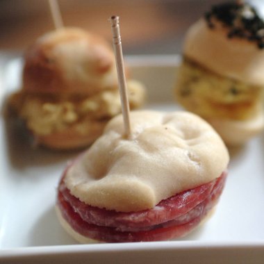 Salamlı küçük sandviçler