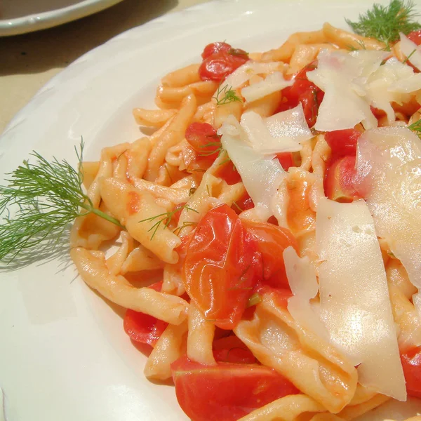Makaron Cavatelli Świeżym Pomidorem Serem Pecorino — Zdjęcie stockowe