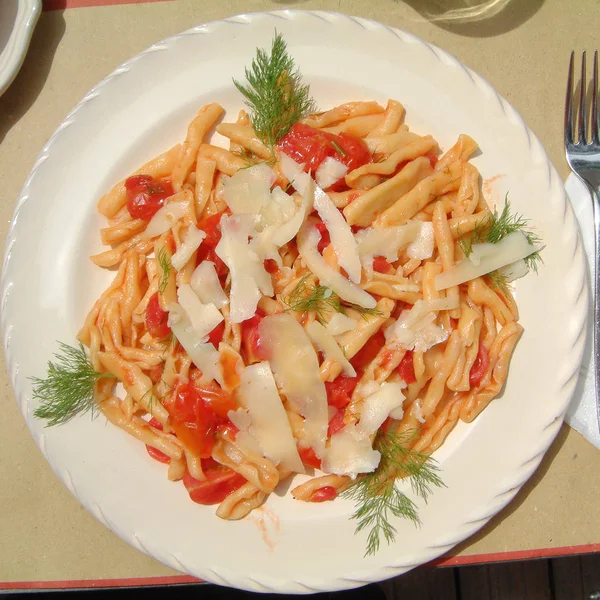 Cavatelli Pasta Mit Frischen Tomaten Und Pecorino — Stockfoto