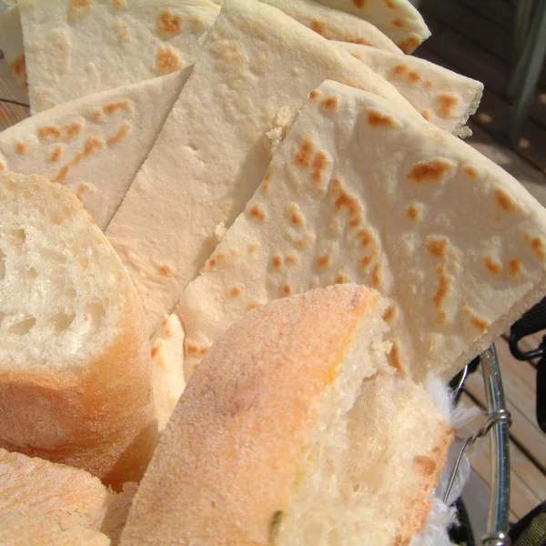 Keranjang Dengan Roti Dan Piadina Romagnola — Stok Foto