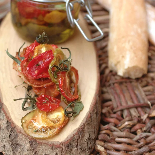 Soltorkade tomater på en trunkfood — Stockfoto