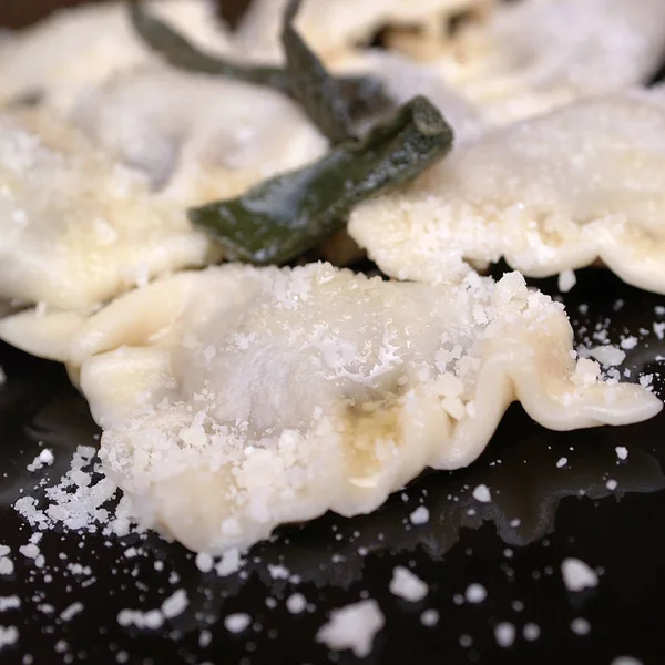 Ravioli Con Castaño Queso Parmesano —  Fotos de Stock