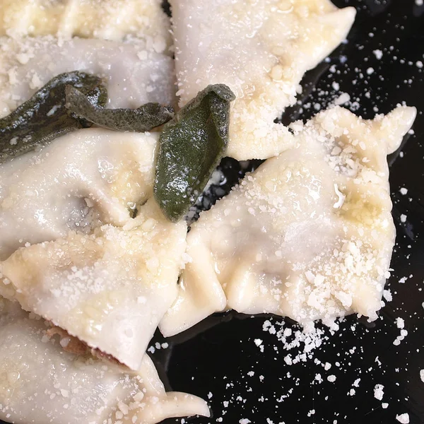 Ravioli Con Castaño Queso Parmesano —  Fotos de Stock