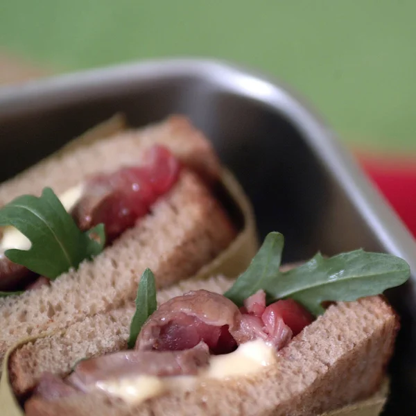 Roastbeef Smörgåsar Och Kokt Vaktelägg — Stockfoto