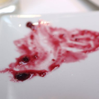 Yaban mersini reçeli bir tabakta artık