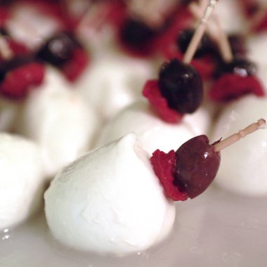 Siyah zeytin ve domates ile Mozzarella peyniri