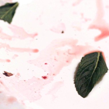 Bitmiş bir tabakta meyve suları