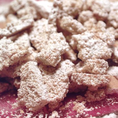 Pudra şekeri ile Badem Bisküvi