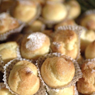 Pudra şekeri ile krem puffs