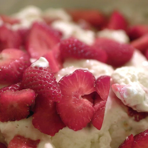 Fatias Morangos Com Creme Açúcar — Fotografia de Stock