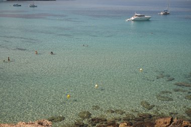 Cala Tarida, İbiza, Balear Adaları - 28 Ağustos 2014 : Cala Tarida'nın yukarıdan görünümü