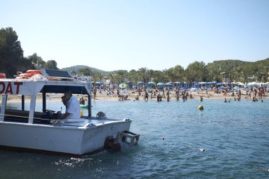 Ibiza, Balear Adaları, İspanya - 31 Ağustos 2015: Cala Salada'nın Görünümü
