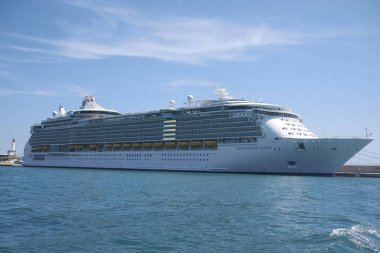 Ibiza, Balear Adaları, İspanya - 31 Ağustos 2015: Royal Caribbean Cruise, Eivissa limanında Denizlerin Bağımsızlığı