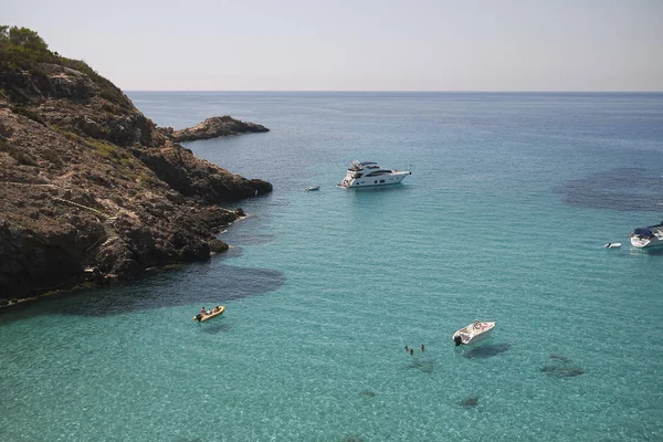 Cala Tarida, İbiza, Balear Adaları - 28 Ağustos 2014 : Cala Tarida'nın yukarıdan görünümü