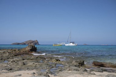 Ibiza, Balear Adaları, İspanya - 31 Ağustos 2015: Platges de Comte'da güneşlenen turistler