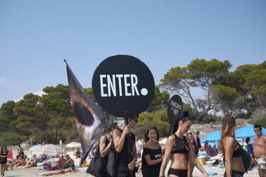 Playa de Ses Salinas, Ibiza, Balear Adaları - 4 Eylül 2014: Space club Parade in Playa de ses salinas, Ibiza