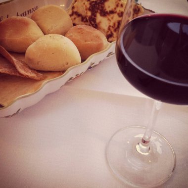 Bir bardak kırmızı şarap ve ekmek.