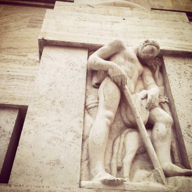 Milano, İtalya - 21 Temmuz 2012 : Enel binasındamermer bir heykelin görünümü