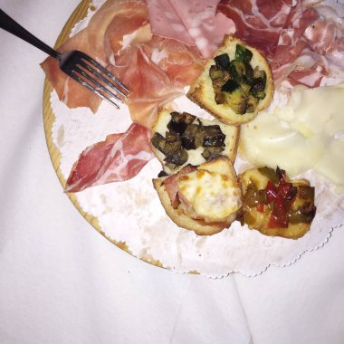 Soğuk kesimile İtalyan mezeler