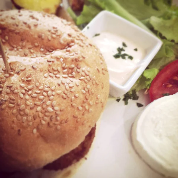 モッツァレラチーズのバーガーサンドイッチ — ストック写真