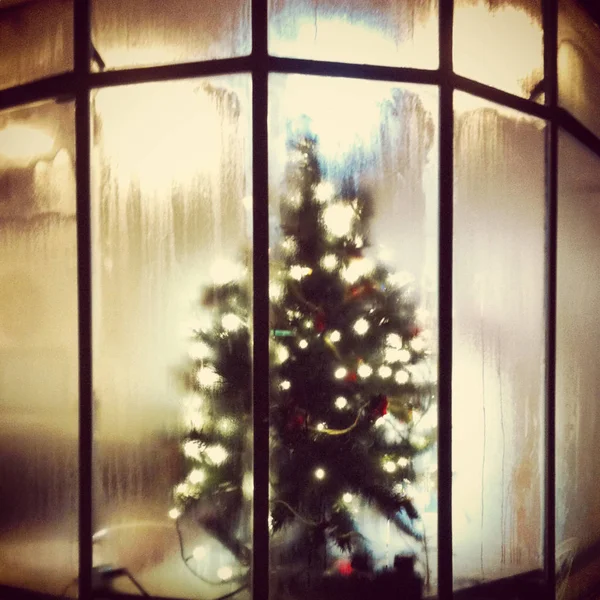 Arbre Noël Derrière Une Fenêtre — Photo
