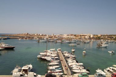 Lampedusa, İtalya - 26 Temmuz 2008: Lampedusa limanının görünümü